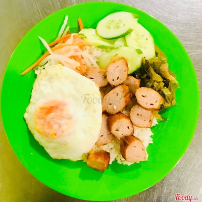 Cơm tấm nem nướng + trứng ốp la