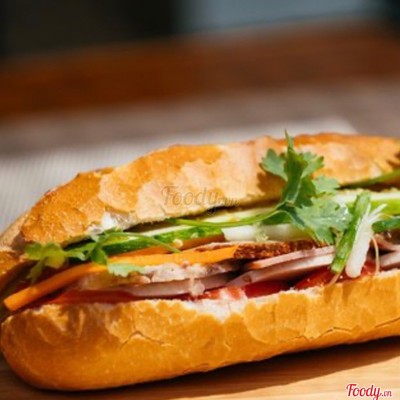 Bánh mì cá hộp