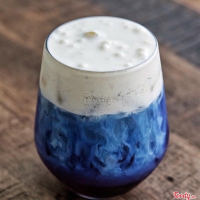 Trà đậu biếc phúc bồn tử macchiato