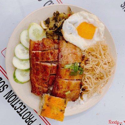 Cơm tấm ba rọi bì chả trứng