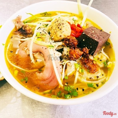 Bún bò đầy đủ có giò