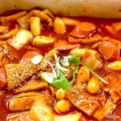 Tokbokki thập cẩm ( xúc xích, chả cá HQ, trứng cút) + Kim Chi HQ