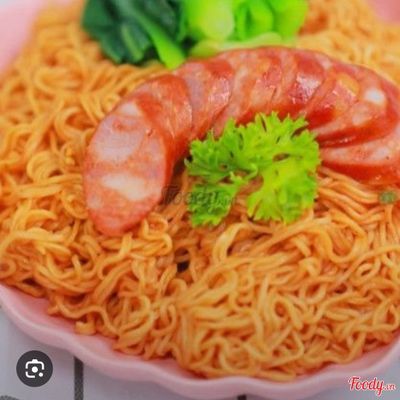 Mì trộn xúc xích