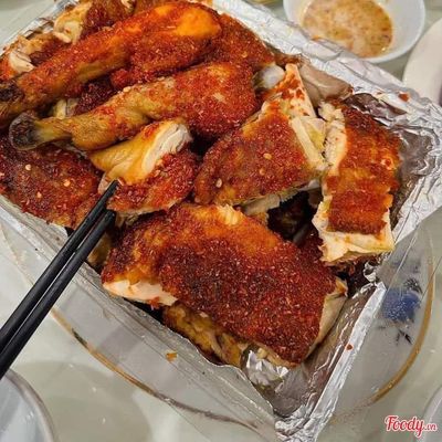 1 Con Gà Nướng Muối Ớt ( Tặng Kèm 2 Cái Bánh Bao Chiên )