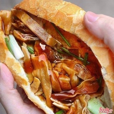 Bánh Mì Tai Heo Sốt Mắm