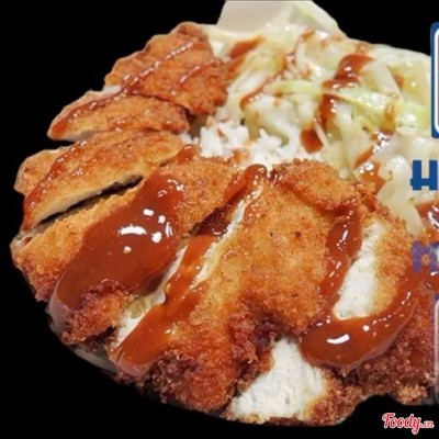 Cơm Thịt Gà Chiên Xù phủ sốt Chua Cay + Kim Chi HQ + Củ Cải Vàng HQ