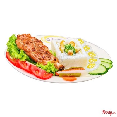 Cơm sườn giò Cali trứng cút ốp la
