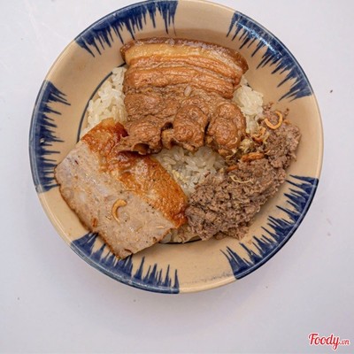Xôi trắng + Thịt kho + Lạp xưởng + Trứng lòng đào