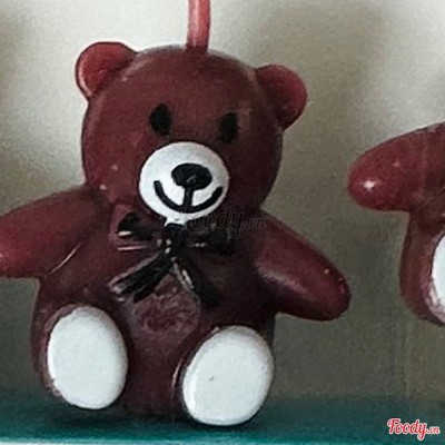 Nến gấu nâu có nơ đen ở cổ