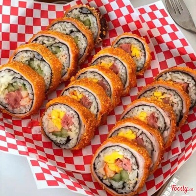 2 cuộn kimbap chiên giòn