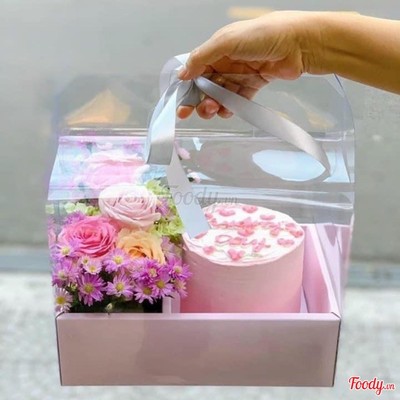 Set bánh và hoa mẫu ngẫu nhiên