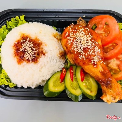 Cơm Đùi Gà Rán sốt Chua Cay Hàn Quốc + Kim Chi + Củ Cải Vàng HQ