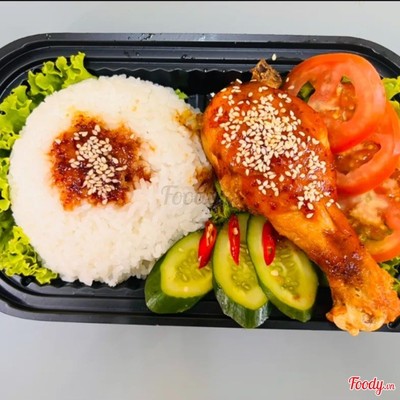 Cơm Đùi Gà Sốt Chua Ngọt HQ + kim chi + Củ Cải Vàng HQ