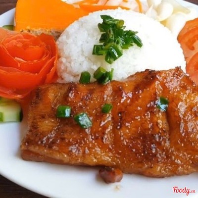 Cơm tấm sườn nướng than hoa