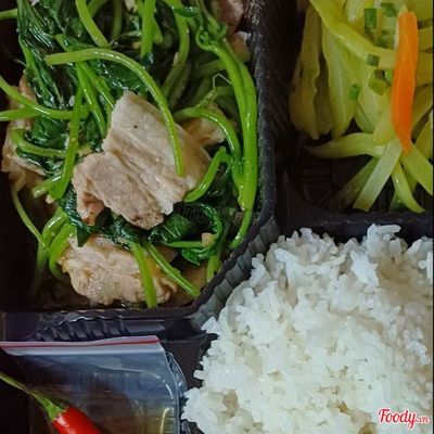 Cơm rau muống xào ba rọi