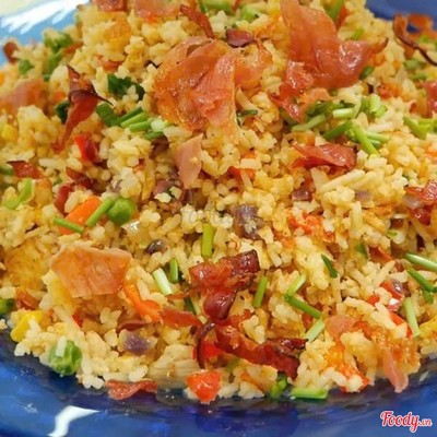 Cơm Chiên Thập Cẩm + kim chi ( xúc xích + lạp xưởng + Cá Mặn + trứng cút)