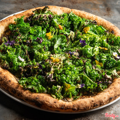(H) Pizza Rau cải xoăn kèm phô mai Ricotta chanh nhà làm với xốt ô liu và nụ bạ