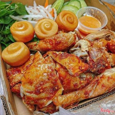 1 Con Gà Nướng Sốt Cay  Đặc Biệt  + 5 Cái Bánh Bao Chiên