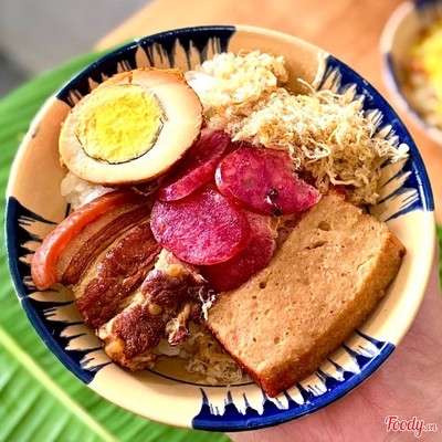 Xôi đặc biệt: xôi trắng  + Thịt kho + Trứng, chả mỡ kho + Lạp xưởng + Ruốc