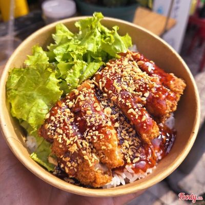 Cơm Má Đùi Sốt Mắm Tỏi + Trà Sữa Truyền Thống