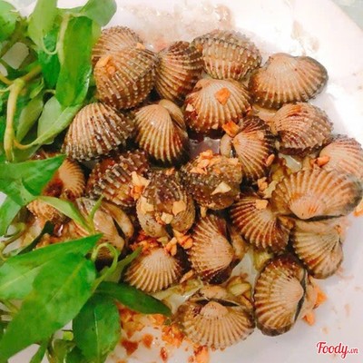 Large blood cockles stir-fried with garlic/ Sò huyết lớn cháy tỏi