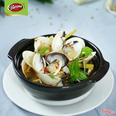 Steamed clams with lemongrass/ Nghêu hấp sả