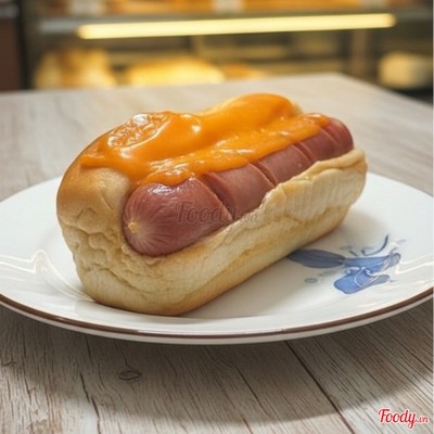 Bánh mì lạp xưởng cay mala