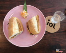 Bánh mì Hội An chay nè. Ăn cho đỡ thương nhớ bánh mì Phượng hay Madam Khanh nhe