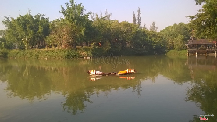 SÁNG SỚM, NGỒI NHÂM NHI LY CÀ PHÊ NÓNG BÊN BỜ HỒ, GẶP HAI CÔ GÁI ĐANG THIỀN, ẤN TƯỢNG GHÊ