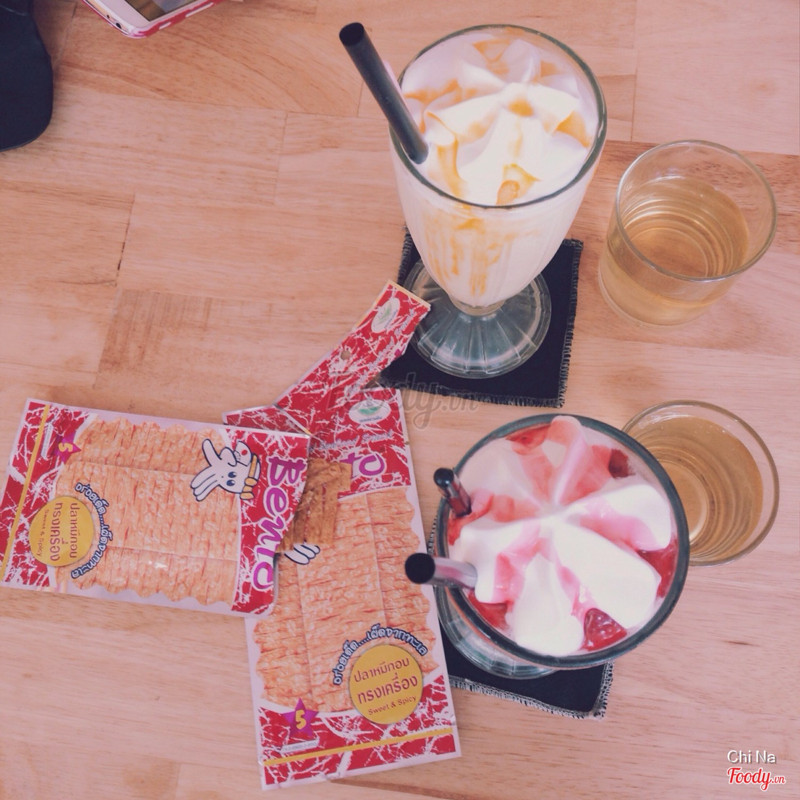 Lâu rồi mới ghé lại đây. Kêu 2 ly đá xay socola và nha đam. Khá thích^^ Mình uống socola có hương dâu ở trên. Bạn mình uống nha đam thì có hương cam. Vị vừa phải với mình, ko ngọt ko nhạt. 👍