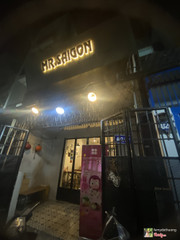 Có ai đi ăn né cái tiệm Mr Saigon ở Lê văn sỹ ra . Quán thì vắng k có bóng người vô thấy 4 nhân viên ngồi chơi bấm đt , phục vụ thì ở trong bếp nghe ầm ầm . Đặc biệt lúc tính tiền có bạn nv nữ tóc vàn