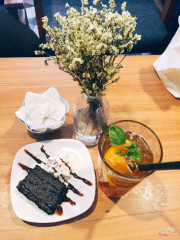 Bánh Brownie ngon, hơi ngọt, miếng đào ở trà giòn giòn đáng yêu 🌿🌿