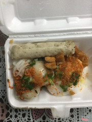 Cái hộp giống như nhặt lại rồi đem đựng thức ăn cho khách