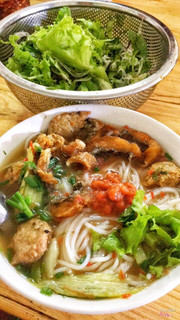 Bún chả cá + cá chiên. Nc dùng có vẻ hơi nhạt so với khẩu vị của mình nhưng được cái chả cá mềm thơm và cá chiên thì siêu giòn ăn rất sướng mồm 👍🏻👍🏻