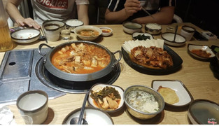 Kimchi hầm và kimchi xào kèm đậu hũ. Như trong hình thì có thể thấy cơm, súp, và banchan đi kèm rất đầy đủ và no căng luôn