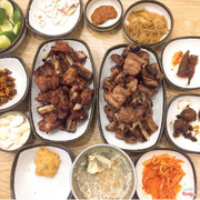 Sườn heo nướng tẩm vị cay và không cay. Cái món hành ngâm đi kèm rất ngon luôn và bắt vị thịt lắm