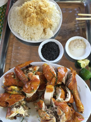 Gà đồi rán 300k/con và xôi ruốc 80k/đĩa