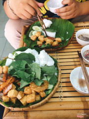 Bún đậu ngon,rẻ,chỉ mỗi tội bạn mình ăn gần hết mắm tôm nhưng gọi phục vụ xin thêm chén nữa thì lại bị lơ đi.Nếu quán bổ sung thêm món lòng và thái độ tốt hơn nữa thì quá ok.