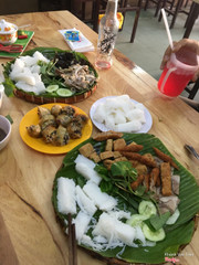 Trong hình là có nem cua bể rán, dồi, lòng luộc, 1 phần thập cẩm gồm chả mực, chả cốm, đậu hủ, thịt giò, rau và bún thêm. 