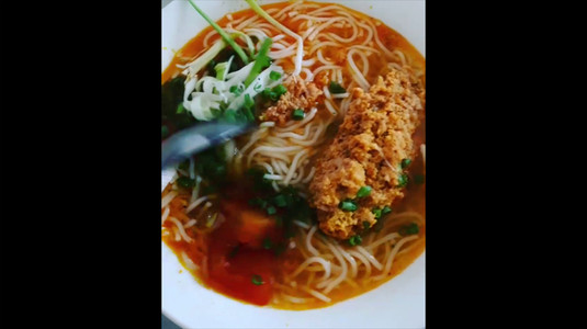 Bún riêu 18k, bún thịt nướng 20k. Ăn ngon !