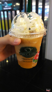 Trà đào đá xay ngon vô cùng. Lớp kem béo bên trên cùng với vị ngọt ngọt chua chua của đào nữa. Trà đào PL ngon thì khỏi bàn rồi hen