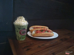 Bánh mì xíu mại và freeze trà xanh