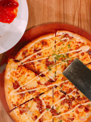 Pizza bò nướng phô mai, đế mỏng. 69k. Hai đứa ăn là vừa. Đi ăn cho vui thì đc chứ ăn no là không nên chọn. 