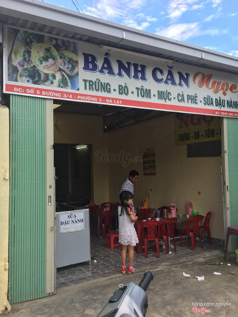 bên ngoài tiệm