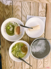 Chè ở đây ăn rất ngon. có chút lưu ý vị ở đây khá là ngọt nên bạn nào ko thích ngọt quá thì nên cho nhìu đá nha. giá thành dao động từ 20k đến 40k nhé. Quán ko mở tối muộn nên ăn buổi trưa là thích hợp nhất