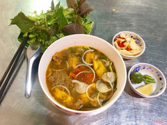 Mình không ăn được ngọt quá nên vào Tp.HCM tìm quán ăn hợp khẩu vị khó lắm:))) Cơ may nào lại tìm được quán bún cá rô đồng của cô chủ ng Bắc💪🏻🤗😘 Bán bún nhìn vậy thôi chứ nhiều lắm đấy, nước dùng vừa vặn, miếng cá rán to thơm phức, cộng thêm rau sống tươi rói và măng dầm ớt ngon nhắm ý💋💪🏻❤️