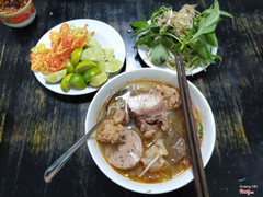 Bún Bò Tô Đầy Đủ (Không Hành) + Rau Trụng