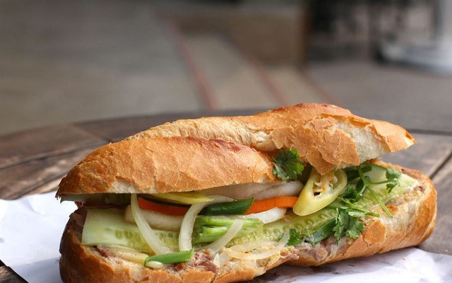 Chị Phượng - Bánh Mì Heo Quay