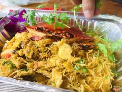 Miến xào cua mình nghĩ các bạn nên thử, thịt cua mềm, ngọt, miến không hề khô, ăn có vị rất đặc biệt, được biết tiệm không phục vụ đũa thìa, vì bảo đảm được vệ sinh cho khách hàng khi sử dụng, ngay cả cái hộp đựng cũng rất cute và sạch sẽ. Giá hơi đắt 1 chút nhưng được biết cua của tiệm là cua chuẩn Cà Mau :)