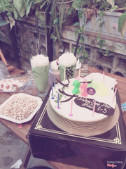 Đồ uống ngon, matcha trà xanh nhẹ nhàng, thanh mát ko ngọt !!! 😘😘😘 không gian trên tầng 2 thì thoáng đãng , gần gũi với thiên nhiên , view đẹp!!! 